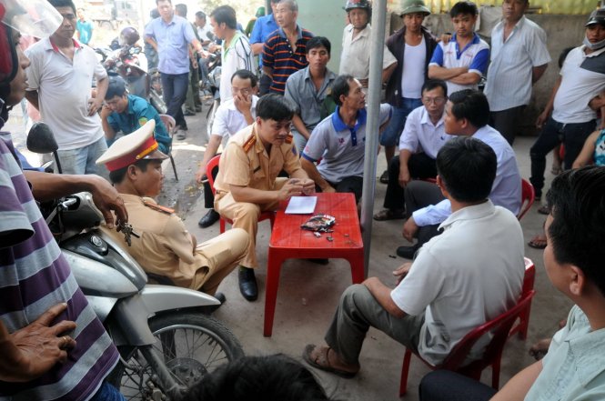Đồng[-]Nai:[-]Dân[-]gỡ[-]rào[-]chắn,[-]hết[-]chặn[-]xe[-]ở[-]mỏ[-]đá[-]Tân[-]Cang